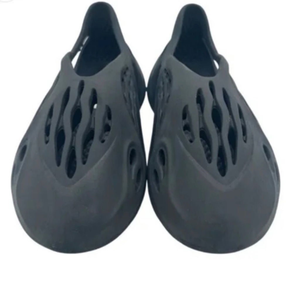 NWT and box YZY FOAM RNR-660. Size 10